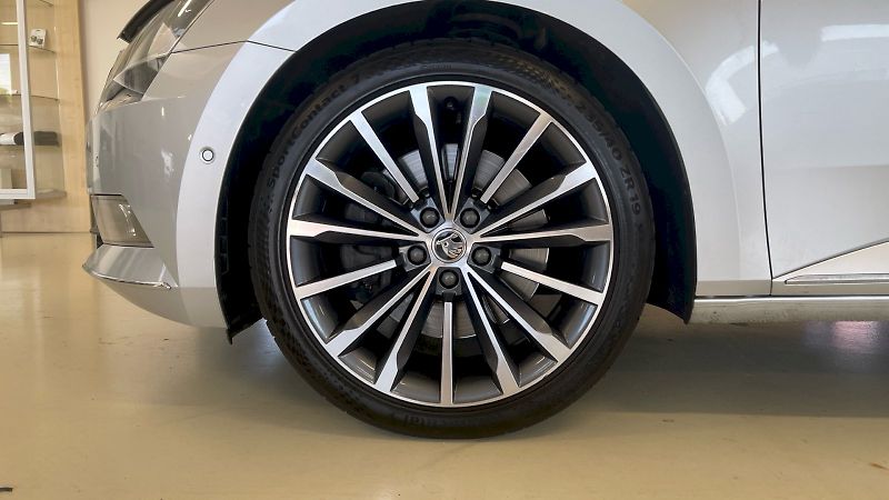 Škoda Superb (2019) kombi Laurin&Klement 2.0TDI  2 - fotka 7 z 34