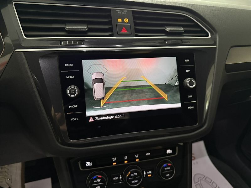 Volkswagen Tiguan 2,0   TDI 140KW HIGHLINE LED - fotka 15 z 38