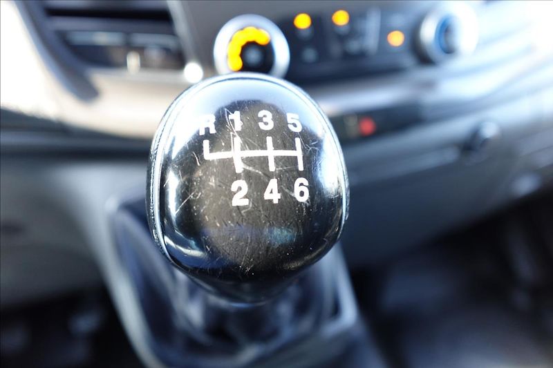 Ford Transit Custom 2,0 TDCI  L2H1 6MÍST KLIMA - fotka 35 z 35