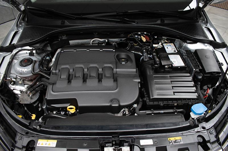 Škoda Octavia 1.6 TDI*85kW*STYLE*DPH* - fotka 36 z 36