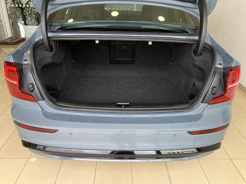 Volvo S60 B5 AWD Ultimate Dark-REZERVACE - fotka 9 z 42