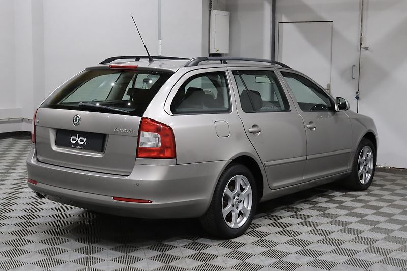 Škoda Octavia 2 FL Combi 1.6 MPI 75 kW - fotka 6 z 28