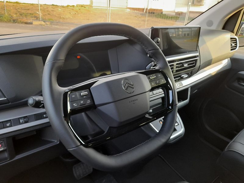 Citroën SpaceTourer (2026) SHINE L3 2,2 BlueHDi 180 EAT8 - fotka 11 z 31