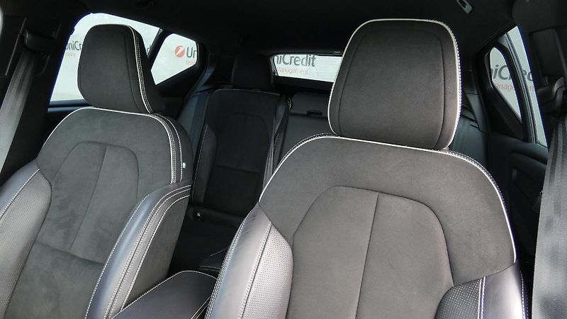 Volvo XC40 B4 AWD R-Design - fotka 7 z 22