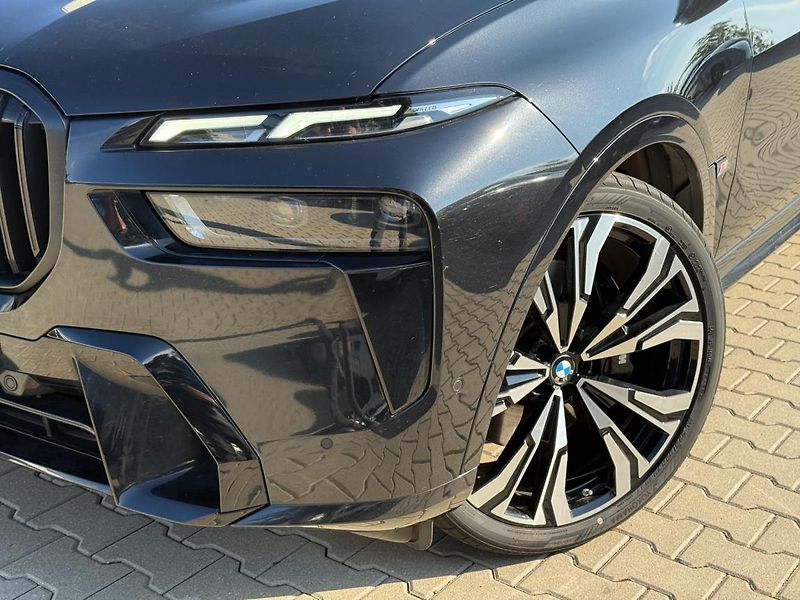 BMW X7 M60i xDrive - fotka 17 z 21