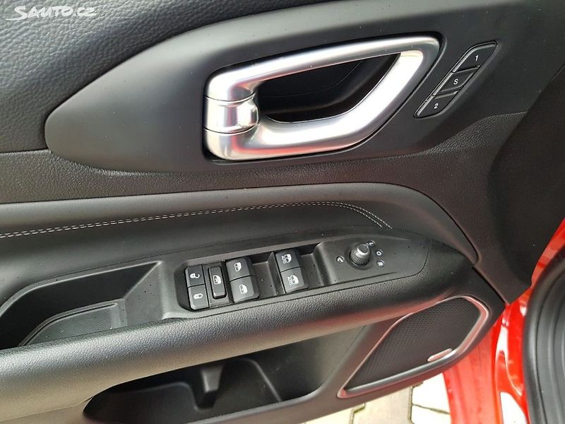 Jeep Compass (2022) 1.3 GSE PHEV 4xe S-Limite - fotka 7 z 29