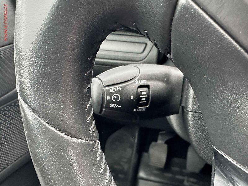 Peugeot 2008 (2017) 1.2 PT - fotka 13 z 19