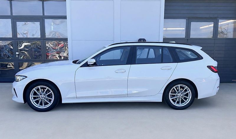BMW Řada 3 318i Touring - fotka 3 z 24