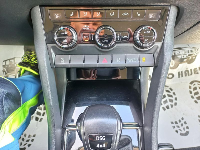 Škoda Karoq (2019) 2.0TDi 110kW 4x4 DSG ČR DPH - fotka 22 z 23