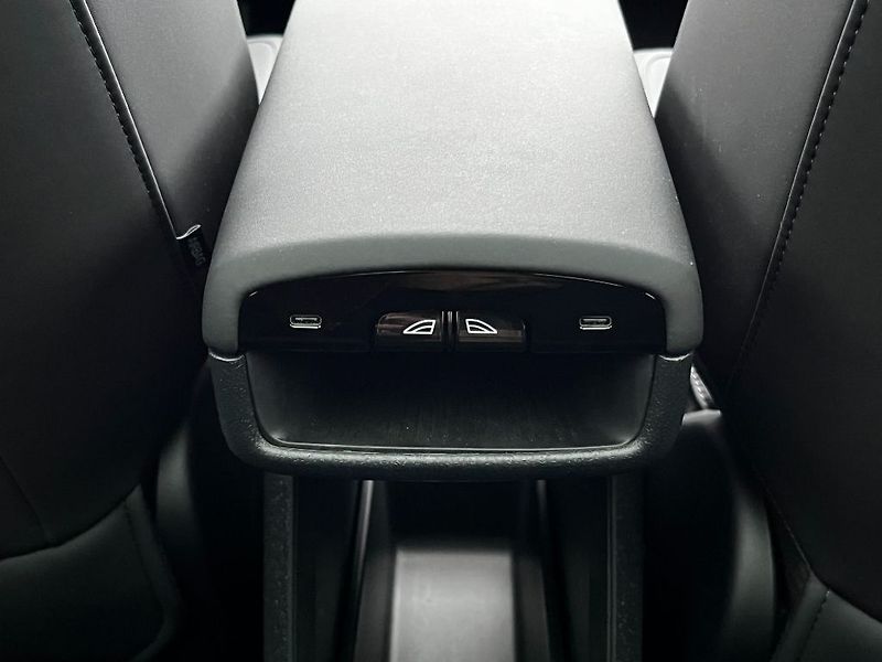 Volvo EX30 Ultra Twin Motor 315kW - fotka 24 z 26