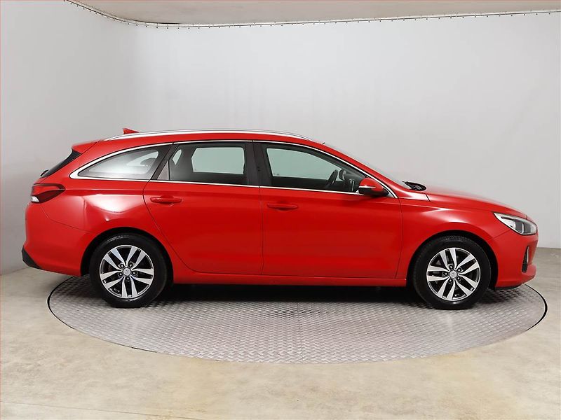 Hyundai i30 (2017) 1.6 CRDi, Serv.kniha, Navi - fotka 6 z 17