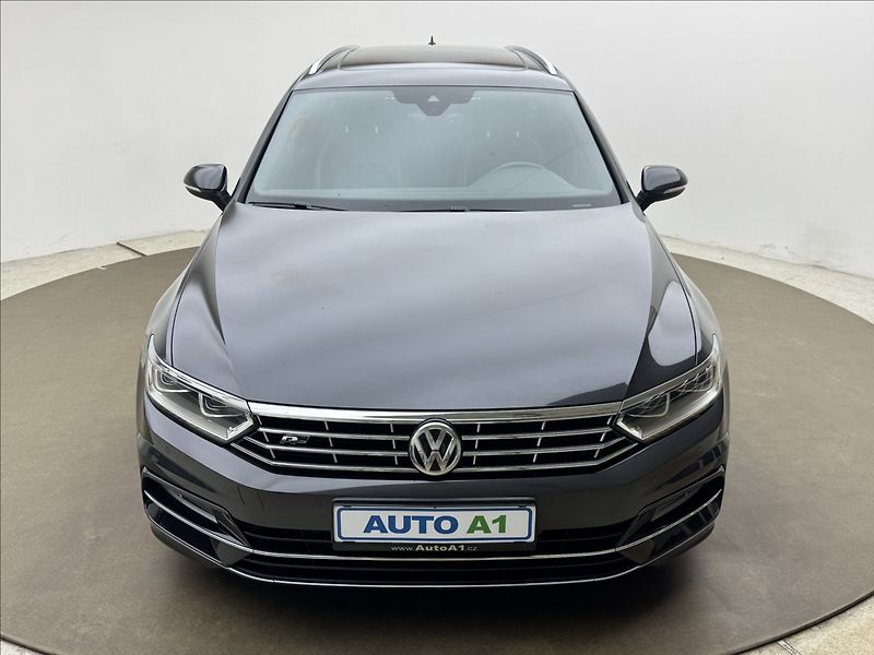 Volkswagen Passat 2,0 R-LINE DSG 4X4 VC DCC PANO - fotka 2 z 41