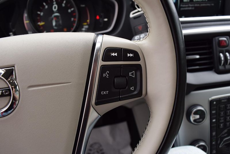 Volvo V40 (2016) 2.0i T2 90kw INSCRIPTION MANUÁ - fotka 30 z 48