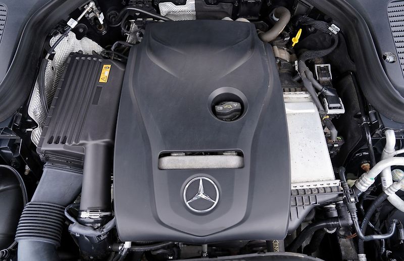 Mercedes-Benz GLC 250i 4Matic/kůže/Led/9AT/ČR - fotka 10 z 43