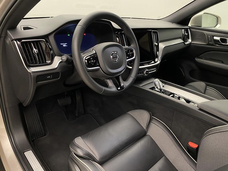 Volvo V60 CC B5 AWD BRIGHT PLUS AUT  - fotka 4 z 58