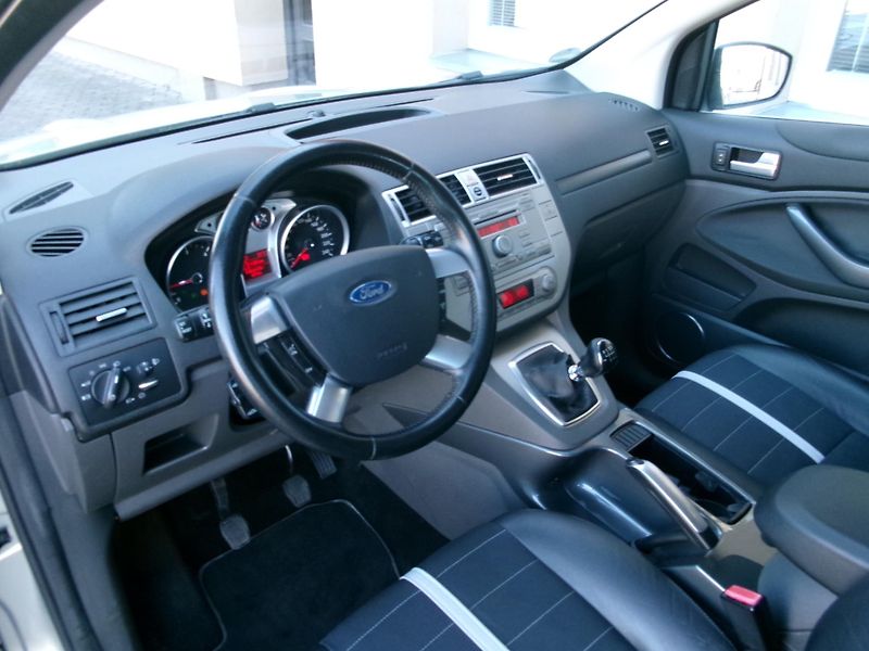 Ford Kuga 2,0TDCI AUTOKLIMA 4x4 TAŽNÉ - fotka 23 z 30
