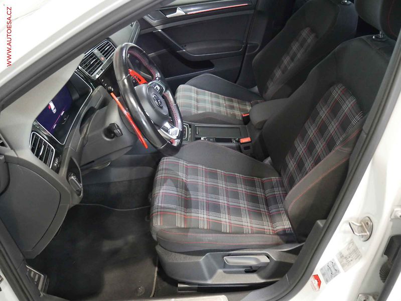 Volkswagen Golf (2019) 2.0TSI, GTI, DSG - fotka 9 z 20