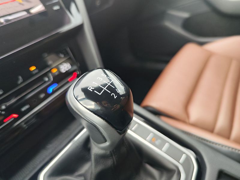 Volkswagen Passat 2.0 TDI/110kW Elegance - fotka 24 z 34