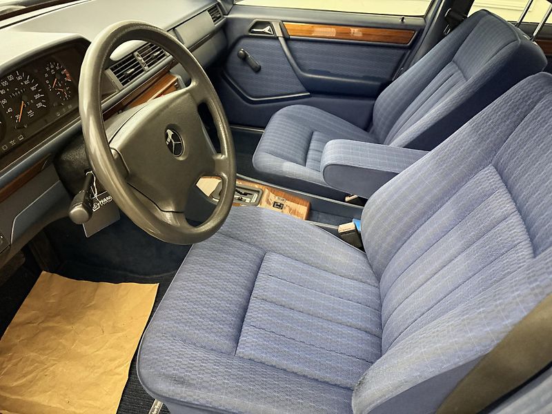 Mercedes-Benz Třídy E (1991) 2.3 , AT ,SERVIS DOLOŽEN! - fotka 21 z 34