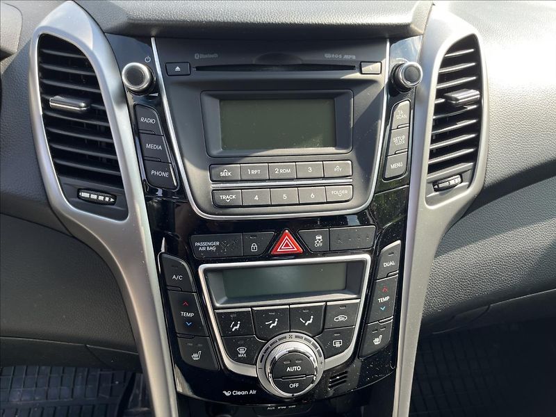 Hyundai i30 1,6 CRDi ČR ALU KAMERA 2x KOLA - fotka 16 z 32