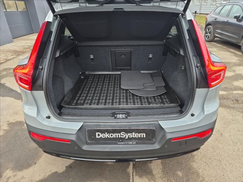 Volvo XC40 2,0 B3 Plus Dark - fotka 11 z 19