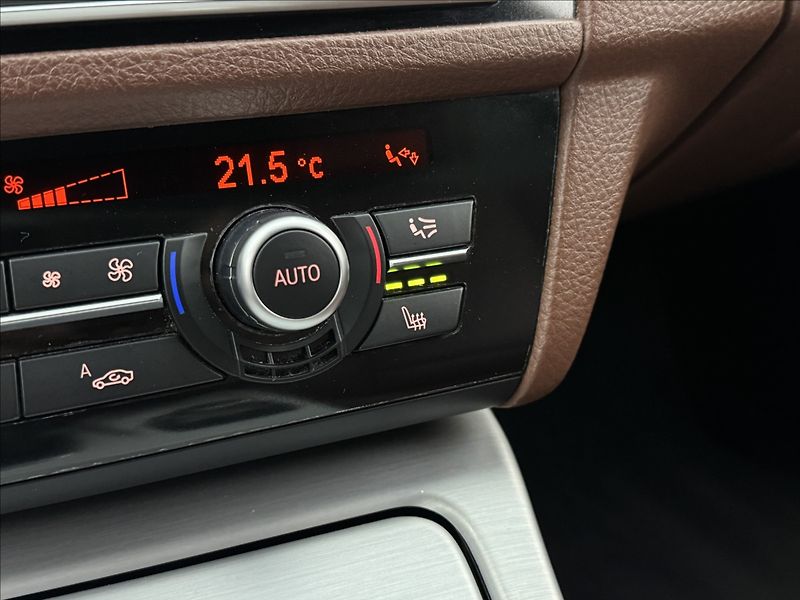 BMW Řada 5 3,0 30d 4X4 DPH LED KŮŽE TAŽNÉ - fotka 22 z 38