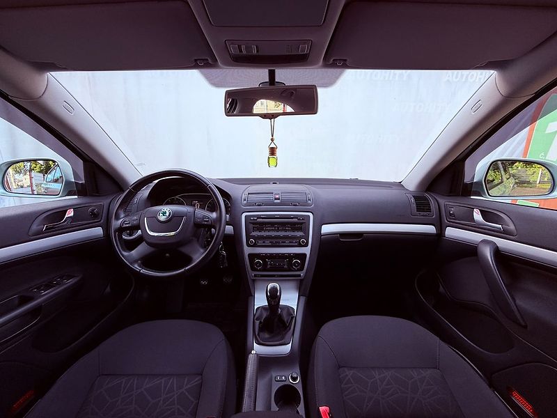 Škoda Octavia 1.2 TSi Ambiente, Serviska - fotka 15 z 24