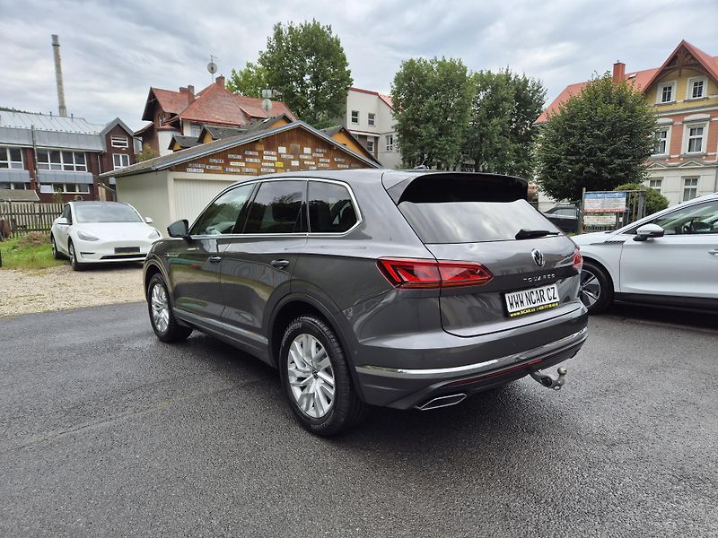 Volkswagen Touareg 3,0TDi 170kw 4x4 DSG TZ 19ALU - fotka 4 z 43