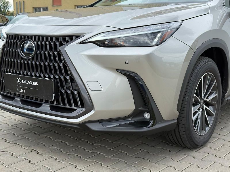 Lexus NX 350h 2,5 HSD e-CVT Executive 4×4 E- - fotka 28 z 29