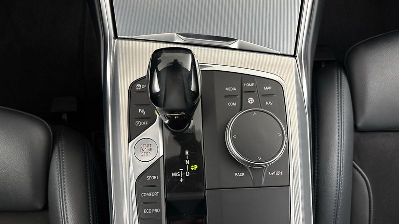 BMW Řada 3 330i AUT xDrive M Sport - fotka 25 z 27