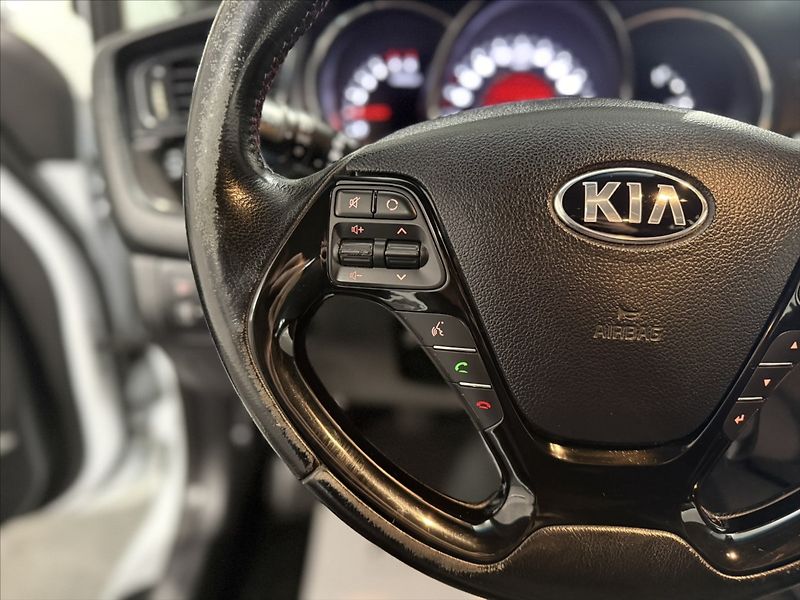 Kia Ceed 1,6   CRDI 94KW NAVI KAMERA ČR - fotka 12 z 44