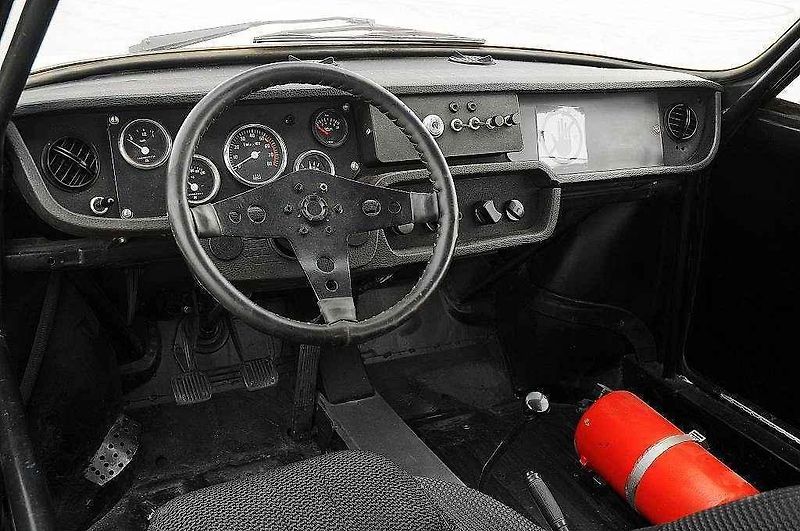 Škoda 130 RS. Vlevo je okruhová verze z roku 1981, vpravo soutěžní provedení z roku 1977.