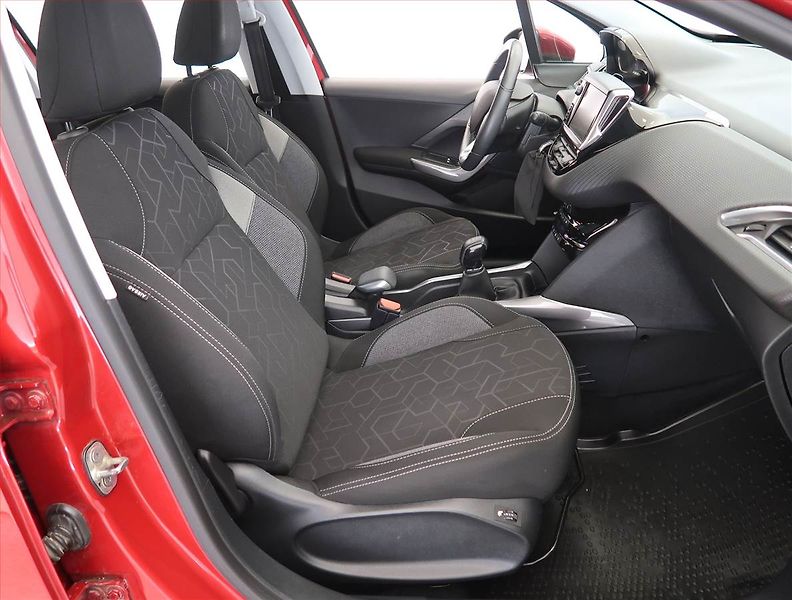 Peugeot 2008 (2016) 1.2 PureTech, Serv.kniha, Navi - fotka 9 z 20
