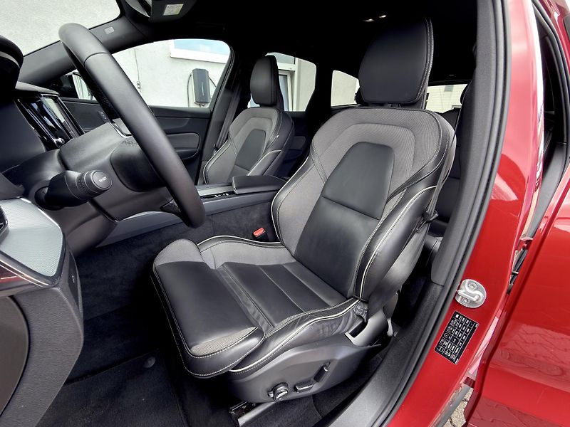 Volvo XC60 B5 AWD (benzín) // REZERVACE - fotka 13 z 48