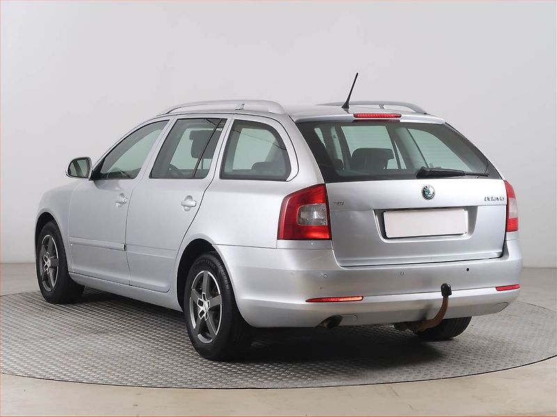 Škoda Octavia (2013) 1.6 TDI, Park. senzory - fotka 4 z 15