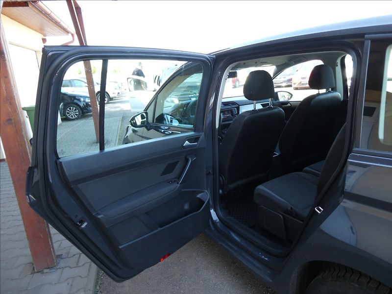 Volkswagen Touran 1,6 TDi DSG 7.míst,1maj.,závěs - fotka 19 z 35