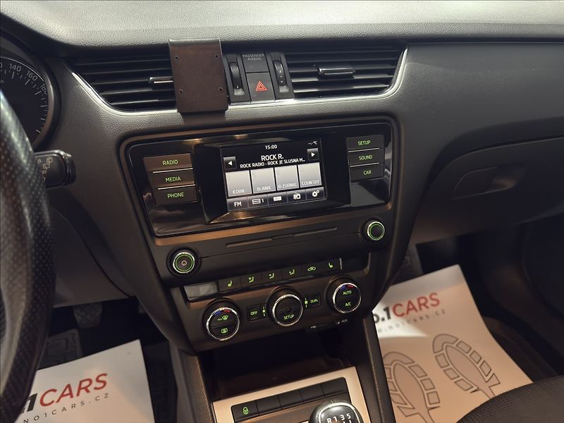 Škoda Octavia 1,6   TDI KEY-LESS TAŽNÉ ČR - fotka 14 z 29