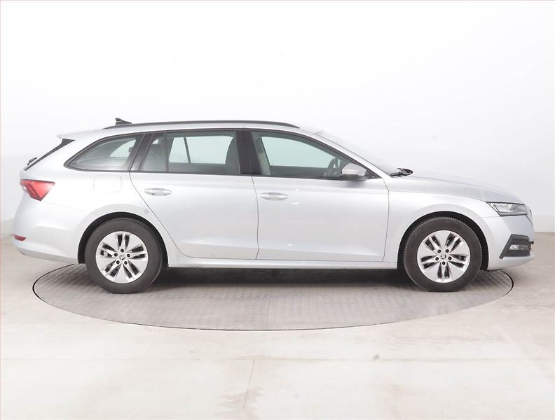 Škoda Octavia (2023) Ambition 2.0 TDI, ČR,1.maj - fotka 6 z 15