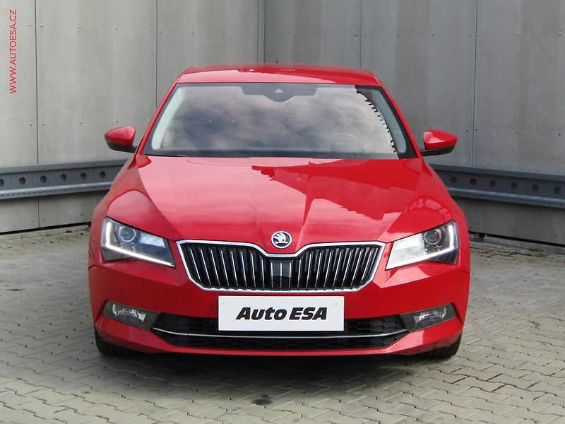 Škoda Superb (2018) 2.0 TDi, ČR, L&K, DSG, kůže - fotka 2 z 17