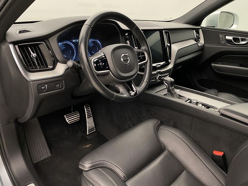 Volvo XC60 D4 AWD R-DESIGN REZERVACE - fotka 4 z 44