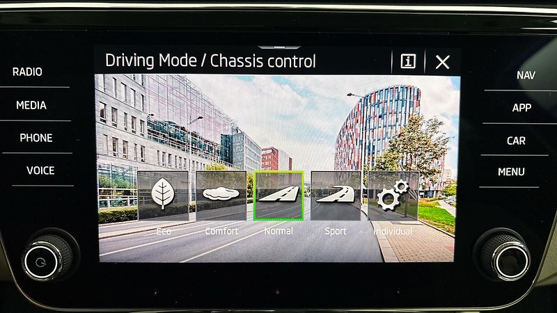 Škoda Superb 1.5 TSI DSG L&K Combi - fotka 33 z 33