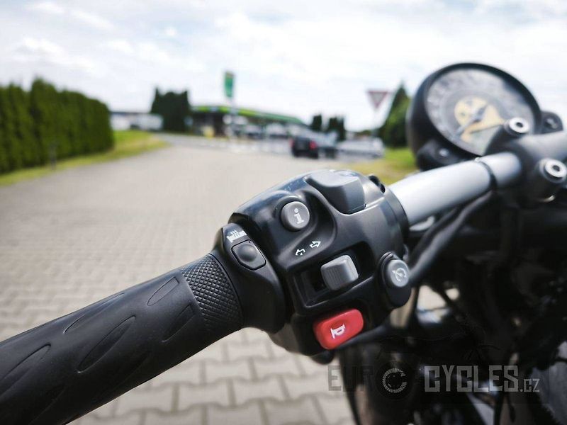 Triumph Bonneville Bobber (2019) - fotka 14 z 15