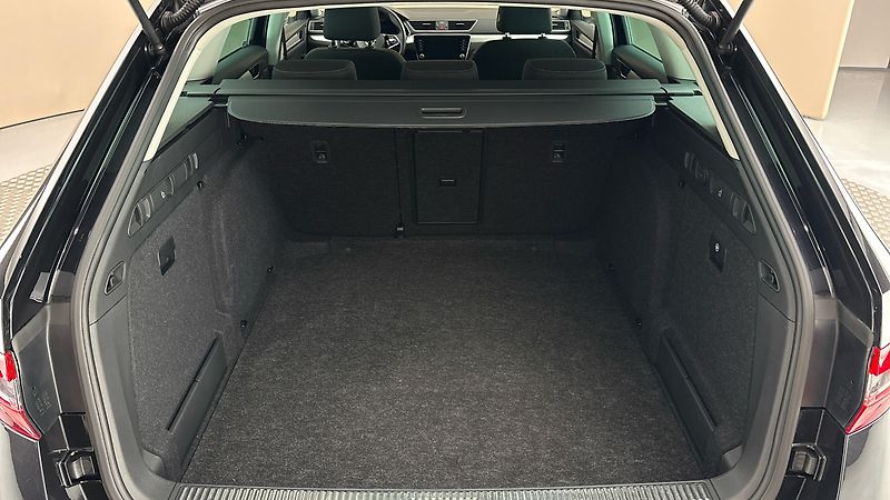 Škoda Superb 2.0 TDI Ambition Combi - fotka 17 z 24