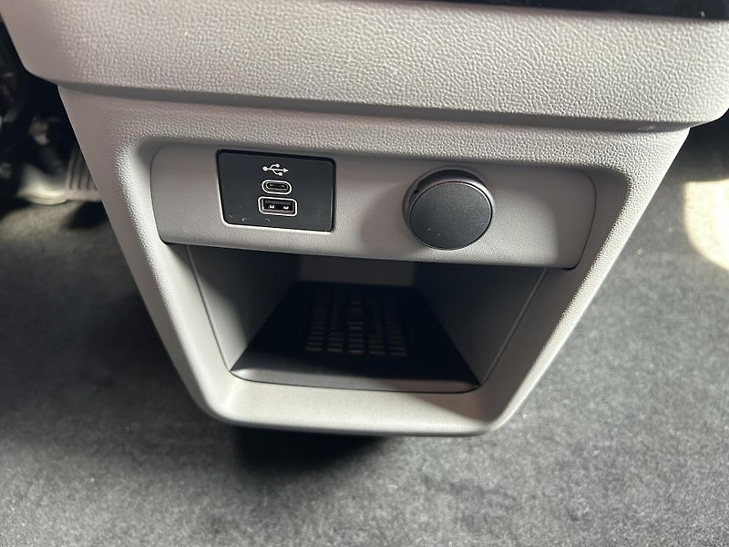 Ford Tourneo Custom Titanium L1 2.0 EcoBlue 110 kW - fotka 32 z 34