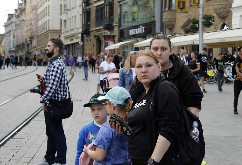 Historická kolona vozidel projela v sobotu odpoledne brněnským náměstím Svobody.