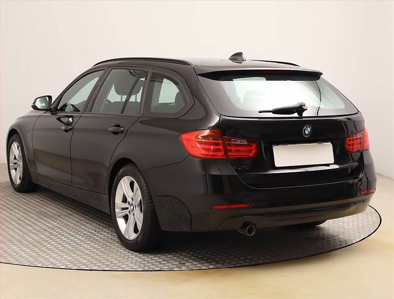 BMW Řada 3 (2013) 318 d, Xenony, Tempomat - fotka 4 z 23