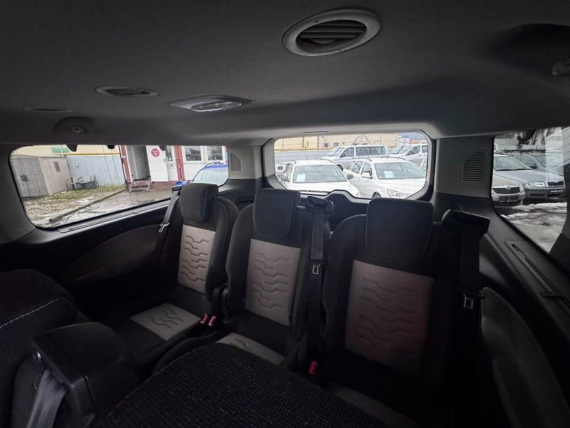 Ford Tourneo Custom (2018) 2,0D 125KW 8 MÍST TITAN 1.MAJ - fotka 31 z 49