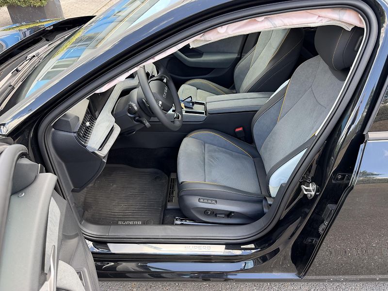 Škoda Superb Kombi 1,5i hybrid auto. závěs - fotka 11 z 19