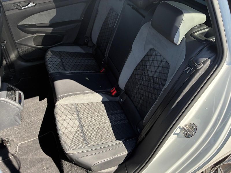 Volkswagen Golf Variant (2022) R-LINE 1.5TSI 110kW CZ DPH - fotka 8 z 11