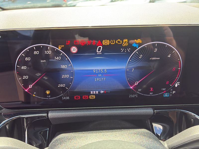 Mercedes-Benz GLA 200 d - fotka 17 z 28